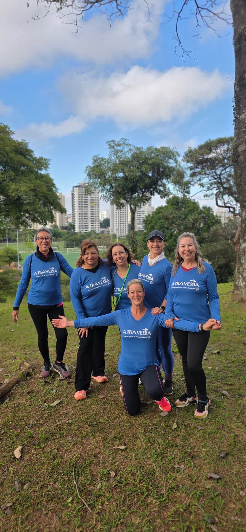 Grupo da Travessia reunido em um parque, com roupas e tênis para atividades ao ar livre